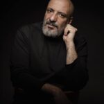 Amir Jafari Instagram - چهل و شش ساله شدم... شاکرم و امیدوار که اگر فرداها هم سهم چشم گشودنم باشد به مهر بگذرد ... برای خودم داشتن لیاقت محبت و لطف شما و برای تمام مردم کشورم گذر از روزهای سخت و پیش آمد روزهای درخشان که هم قواره بزرگی شان هست را آرزو میکنم... و ای کاش افتادن اتفاقات خوب سهم همه مان باشد ... امیر جعفری ۱۳۹۹/۶/۱۰ عکس از :فرهاد ایرانی