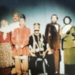 Amir Jafari Instagram – .
این عکس خاطره انگیز ولی بی کیفیت خاطره ای از نمایش کمدی “رژیستورها نمیمیرند” به کار گردانی حسین کیانی که سال ۱۳۷۹ در تالار چهارسو تئاتر شهر روی صحنه رفت …
چه زود بیست سال گذشت …
تولدت مبارک احمد جون رفیق “گُلِ” قدیمی ..🌸
#نمایش_رژیستورها_نمیمیرند
#کارگردان_حسین_کیایی
#احمد_مهران_فر
#رویا_میرعلمی
#نازنین_احمدی