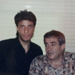 Amir Jafari Instagram - .
استاد بزرگم تولدت مبارک
هنوزم سالهاست که انگار در کنارتون می آموزیم و از شما اعتبار میگیریم
شاگرد شما بودن افتخاریست که در حرفه و زندگی همواره به آن میبالم
جهانِ بازی تا همیشه مدیون شماست 
و بدون درایت و هنر و تفکرتان چیز عمیقی کم دارد ...
پی نوشت :عکس  تابستان سال ۱۳۷۰... "چقدر مو داشتم !! "😅
#استاد_سمندریان
#نهم_اردیبهشت_تولد_استاد_حمید_سمندریان
@seyedalisalehi12
@amirjafarijalalfotohi
@ayeenjafari4