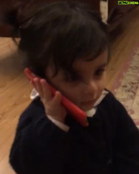 Amir Jafari Instagram - به وقت یک سالگی "نیلا " در قرنطینه با کلی حرف که قرار است بعد از این به دنیا بگوید ... زندگی زنجیره آغازهاست و ادامه دارد ... #در_خانه_بمانیم
