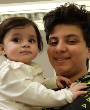 Amir Jafari Instagram - سال نو مبارک 
با امید سالی نوید بخش با اتفاقات خوب  که بعد از تمام پستی و بلندی هایی که گذشت سال جدید سالی باشد بانی لبخند ها و اتفاقات خوب برای تمام مردم ایران و جهان 
و با همکاری و اتحاد و قلبی که برای  عزیزانمان و تمام مردم میهنمان میتپد و به پاس همه فداکاری ها و زحماتی که افراد ارایه دهنده خدمات چه کادر بهداشت و درمان در صف اول و کادر های تولید و توزیع کالا ها از فروشگاهها تا حمل و نقل و از کارمندان بانکها و ادارات خدمت رسان شهری و پاکبانان عزیز و زحمت کش شهرداری و تمام افرادی که با خدمات دهی باعث میشوند در خانه بمانیم و  مشکلات را پشت سر گذاشته و همه با هم به سوی سلامتی و روزهای ارامش پیش برویم 
و به این امید که صاحب و خزانه دار همه بخشش ها و نعمت ها بهترین ها را برایمان مقدر کند .."آمین "
ریما رامین فر _امیر جعفری 
پی نوشت : عکس دی ماه  نود و هشت آیین و نیلا برای دوباره به اغوش کشیدن عزیزانمان و با هم بودنها در خانه بمانیم و به توصیه ها عمل کنیم 
#سال_نو_مبارک
#برای_سلامتی_خودمان_و_عزیزانمان_و_همه_در_خانه_میمانیم