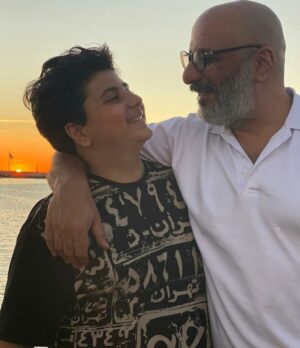 Amir Jafari Instagram - .
تو که میخندی تمام تشویش هایم به امید و صبر تبدیل میشوند ..
نزدیک ترین به جانم قد کشیدنت تارو پود و انگیزه زندگیست ...