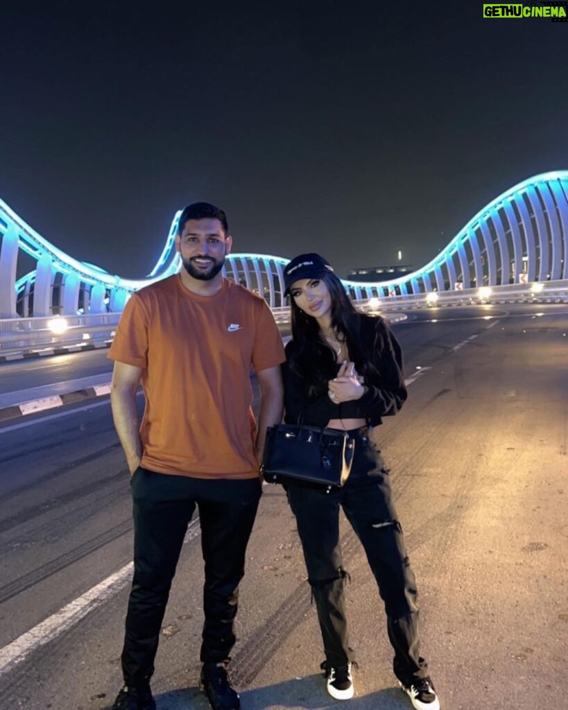 Amir Khan Instagram - Bumped into a cute girl last night so I asked for a picture 🤩