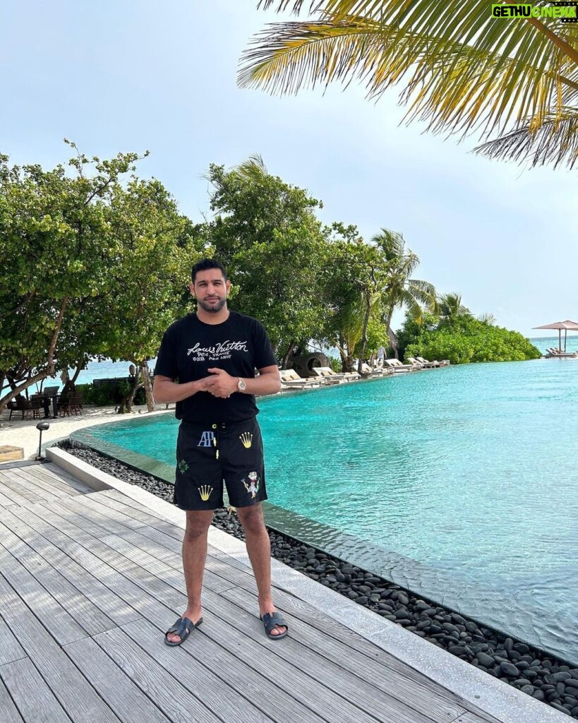 Amir Khan Instagram - Self-belief & hard work will always earn you success🏝️👊🏼 JOALI Maldives