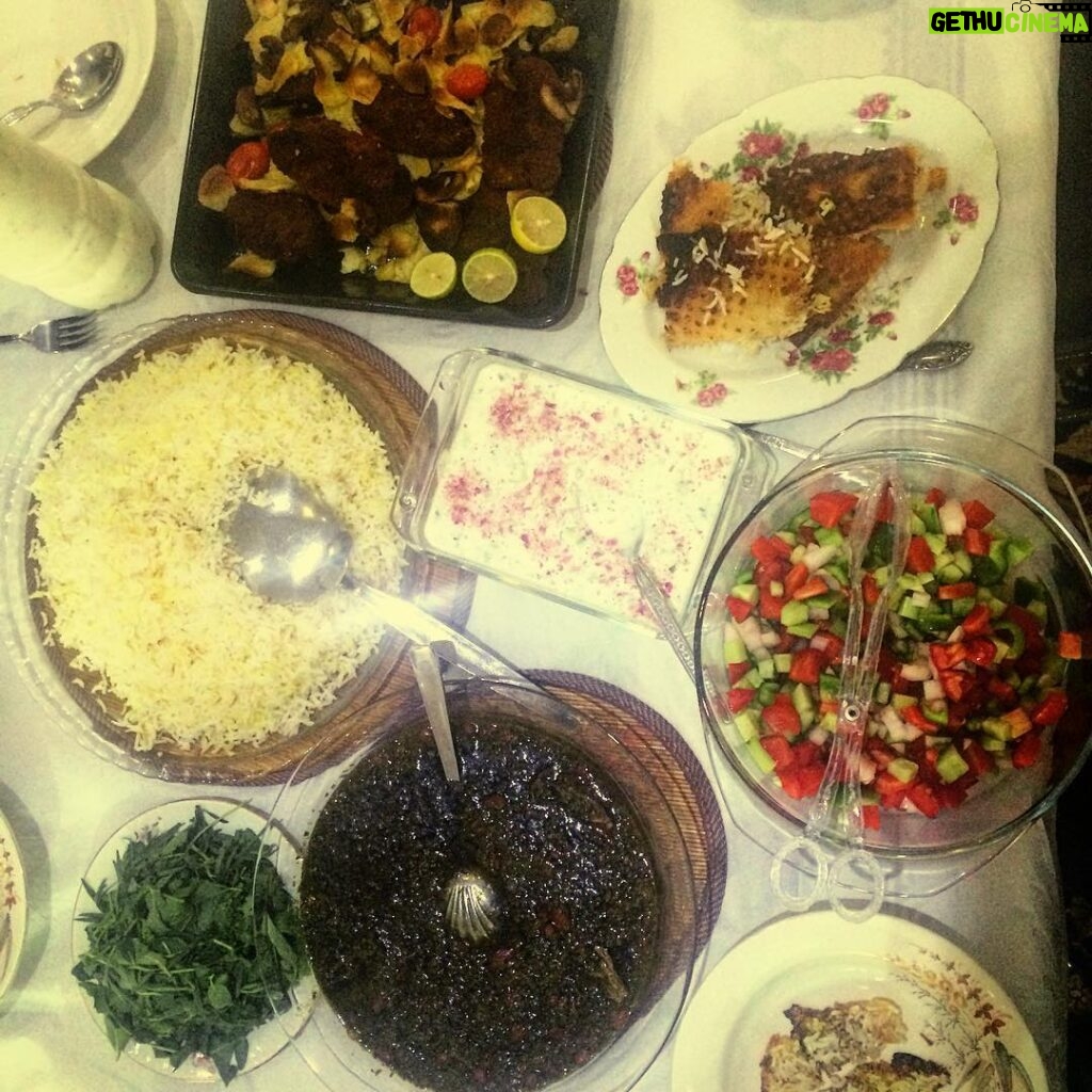 Amirhossein Arman Instagram - هفته اى يك بار اشكالى نداره مخصوصاً اگه دست پخت مامان بزرگ باشه 😍😋