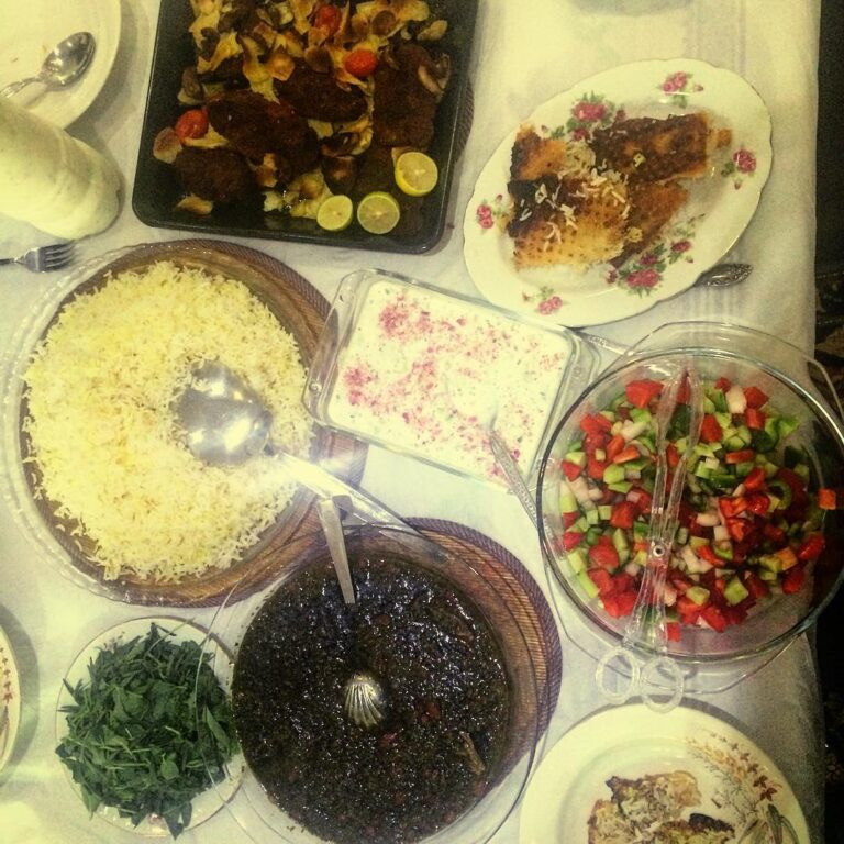 Amirhossein Arman Instagram - هفته اى يك بار اشكالى نداره مخصوصاً اگه دست پخت مامان بزرگ باشه 😍😋