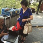 Amirhossein Arman Instagram - اومده بود تا آلبومِ قديمى خاطراتشو بفروشه .. Tbilisi, თბილისი