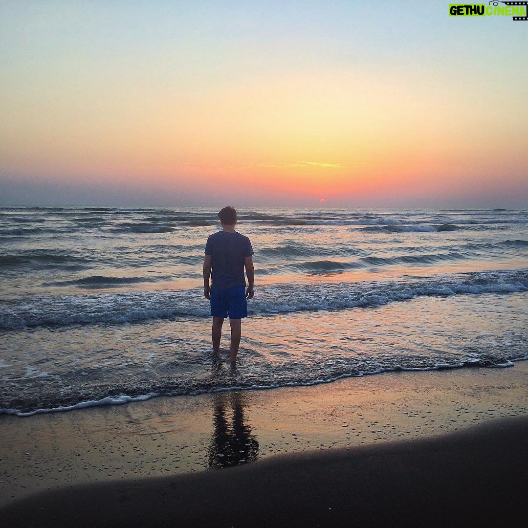 Amirhossein Arman Instagram - صبحتون بخير _ طلوع امروز 🌅🌍