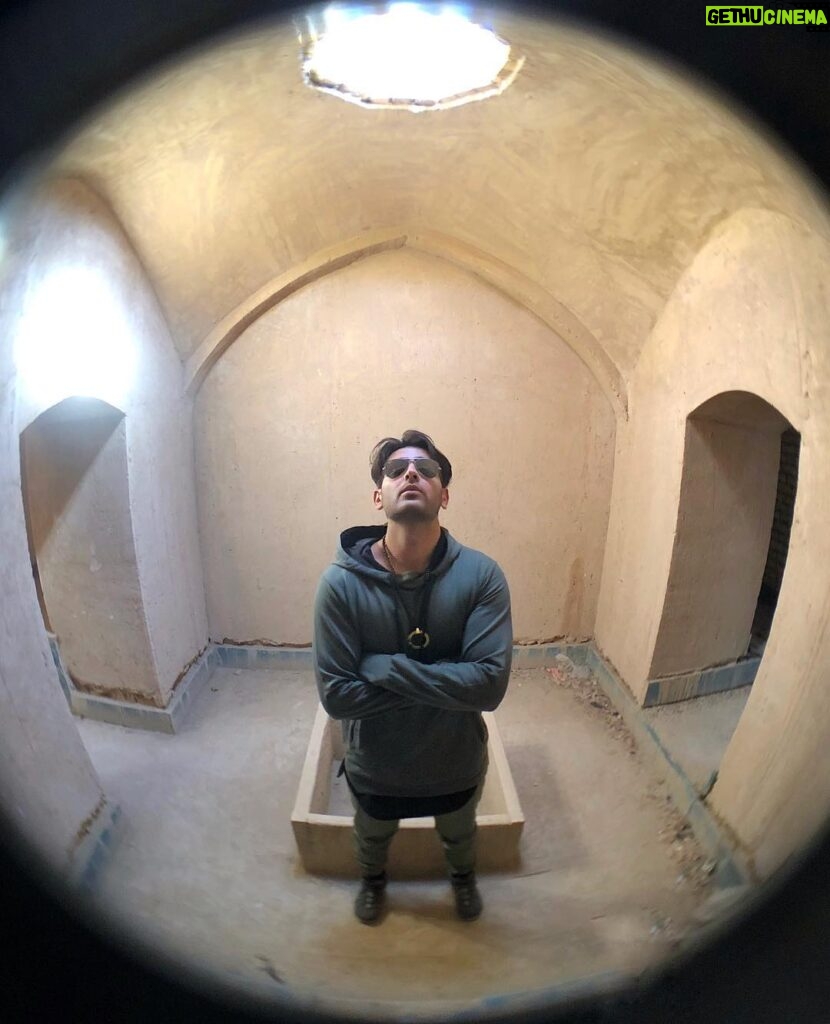 Amirhossein Arman Instagram - کمی تاریخ مطالعه بفرمایین 🍀 عکس @mhhendi حمام ضلّ السّلطان در قلعه تاریخی قمیشلو #historical #amirarman #amirhosseinarman @encinowear