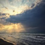 Amirhossein Arman Instagram - مرز باريكى است ميانِ روشنايى و تاريكى There's a hairline between lighting and darkness #sky #lighting #darkness