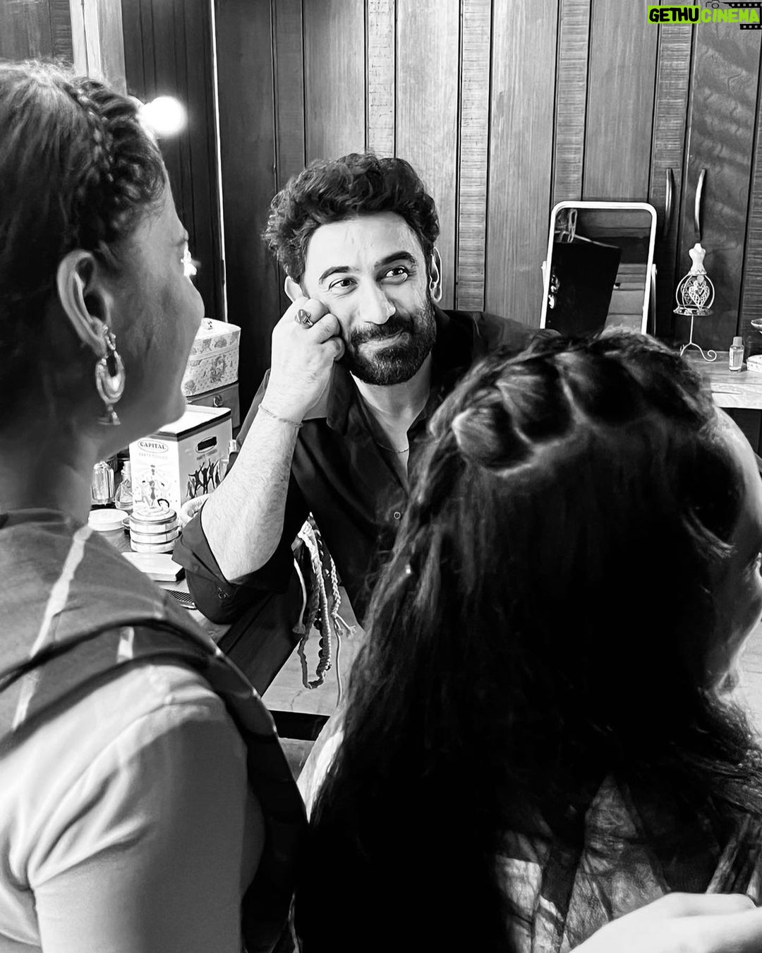 Amit Sadh Instagram - Story so far on , THE PUNE HIGHWAY !! @rahuldacunha @bugskrishna @jimsarbhforreal @anuvabpal @deepmetkar @tyyproductions #punehighway #filminginprogress #lovemakingmovieswithgoodpeople #btsfrompunehighway