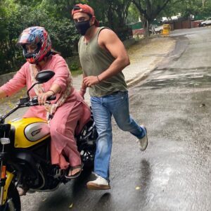 Amit Sadh Instagram - I don’t have a Godfather but I have you.  I’m so grateful that I have an amazing person that I can look upto. I’d always be thankful for that call you made last year and for always keeping an eye over me!
Happiest Birthday! My Superwoman! @smritiiraniofficial 
Lots of Love. 
PS -  Buckle up for the next bike lesson