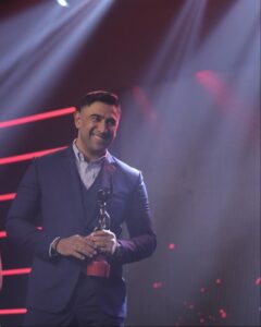 Amit Sadh Instagram - The Black Lady finally comes home! ♥️ Feeling honoured & humbled for winning the Best Actor (Supporting Role) award for @breatheamazon at the #FlyxFilmfareOTTAwards. @filmfare @flyx.me Thank you to all my fans my well wishers, admirers, friends you are my family. I am incomplete without you and I will always keep working hard and keep making you proud. Anything I talk about #BreatheIntoTheShadows or any kind of good thing that is happening in my life and it cannot go without thanking my producer / mentor @ivikramix from @abundantiaent. Vikram sir, you have a big part, a big role in to the actor I have become, in the award that I have got and the great things that are happening. You are the one and only person in this entire industry who stood by me when nobody was ready to give me a second look. I thank you for this and I thank you for everything. I also want to thank everyone in season one and season two. My co-actors, writers, technicians, this is ours. Thank you @primevideoin for giving us wings & for giving us another season and for just being the best innovative partners, collaborators (Vijay, @aparnapurohit, @tamagnag, Nav) and last but not the least @mayankvsharma. Kabir Sawant is incomplete without your Support, without all your nudging, your direction and a big thank you for accepting my crazy methods/ approach for this role and for encouraging and accepting my process. Want to thank all my writers. Want to thank all my actors @actormaddy @bachchan and @nithyamenen, @saiyami, @plabita.manu @sapnapabbi_sappers and both my Prakash's @hrishikesh0304 and @shrikantverma_ And to my friend @rohiniyer for being my rock and the entire team of @media.raindrop !! I want to add a few more Thank you's for my wonderful writing team of Season 01 and Season 02, Mayanka Sharma, @vikramtuli, Abhijeet Deshpande, @bhavani.iyer, Arshad Sayed, Sunil Das and also thank my DOP @bharathwaajsubbu Costume: @bibizeebamiraie Editor: @sumeetkotian and BGM: Karan Kulkarni