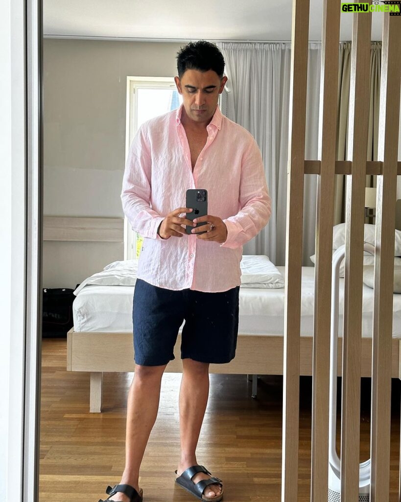 Amit Sadh Instagram - Pink is not bad - I like the reflections !! Big love !