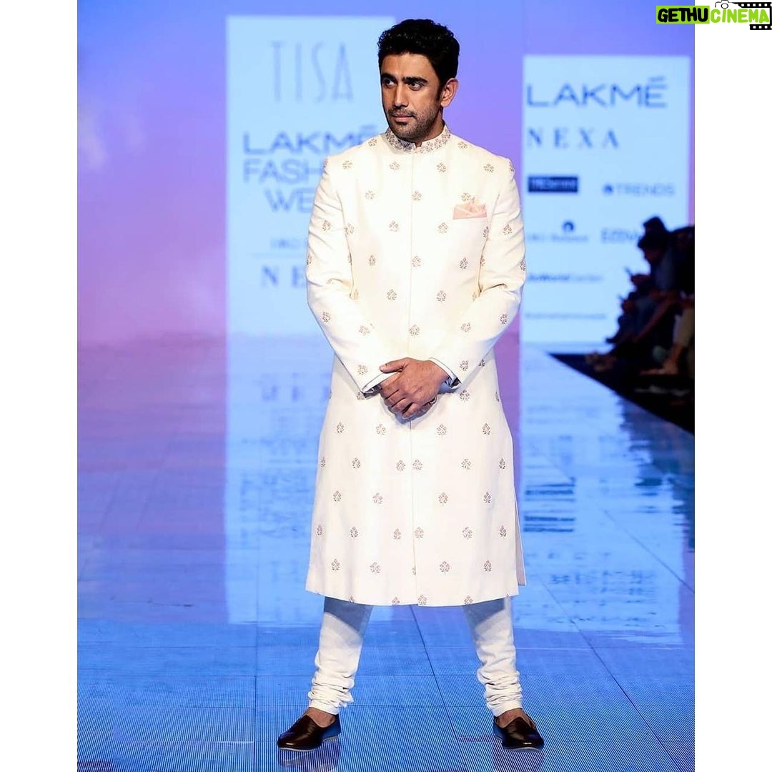 Amit Sadh Instagram - Got my eyes on the ramp!🕴🏻 Showstopper at the @lakmefashionwk for @tisastudio.