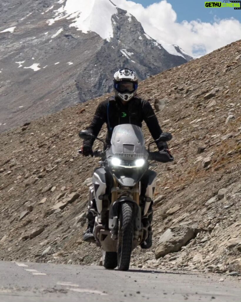 Amit Sadh Instagram - Amidst a busy acting career, actor Amit Sadh (@theamitsadh) find solace in nature and motorcycles. His recent 5,288-kilometer solo expedition on a Triumph Tiger (@indiatriumph) 1200cc from Mumbai to Kinnaur, Spiti, Zanskar Valley, and Leh was more than a test of riding skills—it was a transformative journey, connecting him with the great outdoors and diverse cultures. Head to the #linkinbio to read more. ✍️: @theamitsadh #amitsadh #triumphtiger #motorcyclespirit #bollywood