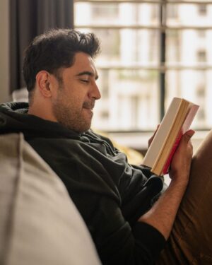 Amit Sadh Instagram - Can you guess what I'm reading? 
Hint: Book at it Again! 😛

📷: @clickkaari