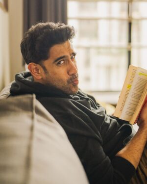 Amit Sadh Instagram - Can you guess what I'm reading? 
Hint: Book at it Again! 😛

📷: @clickkaari
