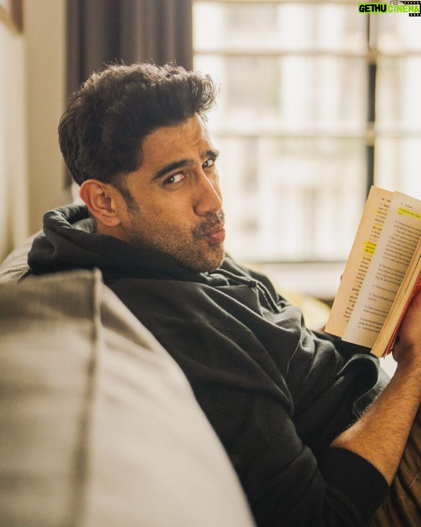 Amit Sadh Instagram - Can you guess what I'm reading? Hint: Book at it Again! 😛 📷: @clickkaari