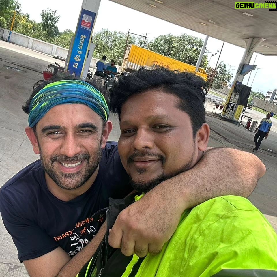 Amit Sadh Instagram - To wrap up the trip, I want to thank every single person who made this trip an unforgettable adventure ❤️ Some were with me, some worked tirelessly behind the scenes to bring my trip to you. Thank you @mandvisharma16 @treeshulmediasolutions & @justrightstudioznx It was their energy, dedication and support that made every moment a memory ✨ #motorcyclessavedmylife #bikeride #traveldiaries #dreamteam