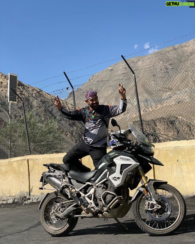 Amit Sadh Instagram - These photos are a testament to the ride so far and how ecstatic & grateful I am for this ride ❤️ It's truly a blessing to be born in this beautiful country🇮🇳. Sharing a few updates... We left from Sangla yesterday and rode via Powari & Spillow. We stopped to refuel at Pooh and then stopped at Nako for lunch. On our way to Kaza, as we were passing by Lari Village, I dropped my phone from the mount. 👀 That's when the whole team became Sherlock Holmes😜, and we found the location of the phone… Long story short, we found the phone and learning from this is that I need to change my mount and get the new Tiger mount for the phone. 😎 We are now in Kaza, the network is still sporadic, but as promised we will keep sharing the ride.🥰 #motorcyclessavedmylife #himachalpradesh #sangla #kaza #spitivalley Himachal Pradesh