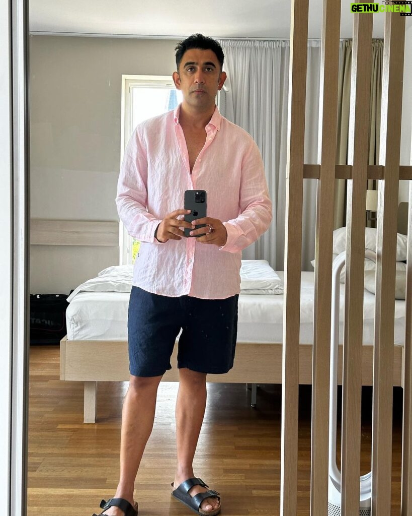Amit Sadh Instagram - Pink is not bad - I like the reflections !! Big love !