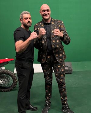 Amr Youssef Instagram - #WR3 with the heavy weight champion of the world TYSON FURY 🥊🥊🥊🥊
#amr_youssef 
#ولاد_رزق_القاضية مع بطل العالم في الملاكمة تايسون فيوري 🥊🥊🥊🥊