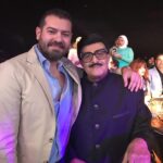 Amr Youssef Instagram – البقاء لله في الفنان الأسطورة سمير غانم، فنان لا يختلف عليه اتنين من خفة الدم والكاريزما والموهبة، ربنا يرحمك ويصبر كل جمهورك في العالم العربي وخالص التعازي لأسرته الفنانة دلال عبدالعزيز واخواتي دنيا وايمي وحسن ورامي.