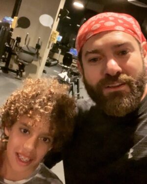 Amr Youssef Instagram - في بعض الاحيان بيكون صعب تفهم طفل متنمر مدي قسوة و صعوبة التنمر علي نفسيات الاخرين .. عشان كده جزء كبير من اللوم بيكون لأهل المتنمر اللي المفروض يفهموه و احياناً يعاقبوه علي تنمره ( للأسف في اهالي بتسعد بأولادها المتنمرين و بيعتبروا ده قوة شخصية ) .. التنمر مشكلة كبيرة بتؤدي لمشاكل ممكن تفضل مع الطفل لحد ما يكبر و تؤثر علي سلوكياته في محيط شغله و عائلته ..
ارجوكم فهموا اولادكم ان التنمر زيه زي السرقة و الخيانة ، و بالبلدي التنمر مش مجدعة ولا رجولة .
ملحوظة : استأذنت والد ياسين قبل نشر الڤيديو 
#لا_للتنمر #عمرو_يوسف