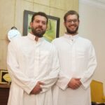 Amr Youssef Instagram - بمناسبة عيد ميلادك لازم تعرف الحقيقة .... احنا ملاقينكش علي باب جامع زي ما انا و اختك كنا بنقنعك و انت صغير 😂😂 حبيبي كل سنة و انت طيب و ناجح 😘 #عيد_ميلاد_علي_اخويا ملحوظة : دي الصورة المعروفة لما الحاجة بترجع من الحج و تجبرنا نقيس الجلاليب و تصورنا 😂 ربنا ما يحرمنا منك ولا من جلاليبك ملحوظة اخيرة : انا مش قصير بس علي ٢ متر خمسة 😂🧿