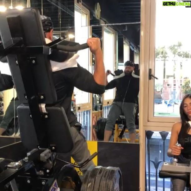 Amr Youssef Instagram - #never_skip_leg_day 200 kilos #light_weight_baby 💪😎 #ما_تفوتش_يوم_الرِجل 💪😎