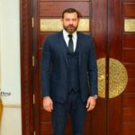 Amr Youssef Instagram – من تكريم #وشوشة عن مسلسل #طايع شكراً علي الجائزة و شكراً لكل الجمهور اللي صوت لي 🙏