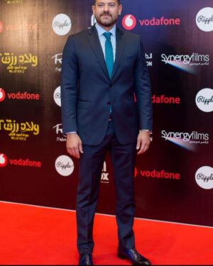 Amr Youssef Instagram - طبعاً ايرادات #ولاد_رزق2 العظيمة انتم السبب فيها بس بالنسبالي الاهم ان الفيلم عجبكم و اغلبية الناس دخلت تشوفه اكتر من مرة و ده النجاح الحقيقي ، فرحان جداً بالنجاح الكبير ده و استمتعت بالعمل في فيلم كبير زي ده مع كل اصحابي و اخواتي و طبعاً المخرج المهم #طارق_العريان 
شكراً ليكم و يارب دائماً عند حسن ظنكم عشان الواحد بينسي المجهود و التعب لما العمل بيعجبكم ❤️ Special thanks for @concrete_official @santoniofficial 
And my friend @stephenpr.me for taking care of the look in the movie premiere #amr_youssef