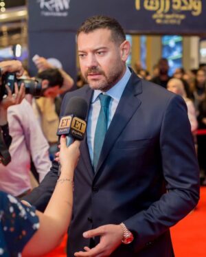 Amr Youssef Instagram - طبعاً ايرادات #ولاد_رزق2 العظيمة انتم السبب فيها بس بالنسبالي الاهم ان الفيلم عجبكم و اغلبية الناس دخلت تشوفه اكتر من مرة و ده النجاح الحقيقي ، فرحان جداً بالنجاح الكبير ده و استمتعت بالعمل في فيلم كبير زي ده مع كل اصحابي و اخواتي و طبعاً المخرج المهم #طارق_العريان 
شكراً ليكم و يارب دائماً عند حسن ظنكم عشان الواحد بينسي المجهود و التعب لما العمل بيعجبكم ❤️ Special thanks for @concrete_official @santoniofficial 
And my friend @stephenpr.me for taking care of the look in the movie premiere #amr_youssef