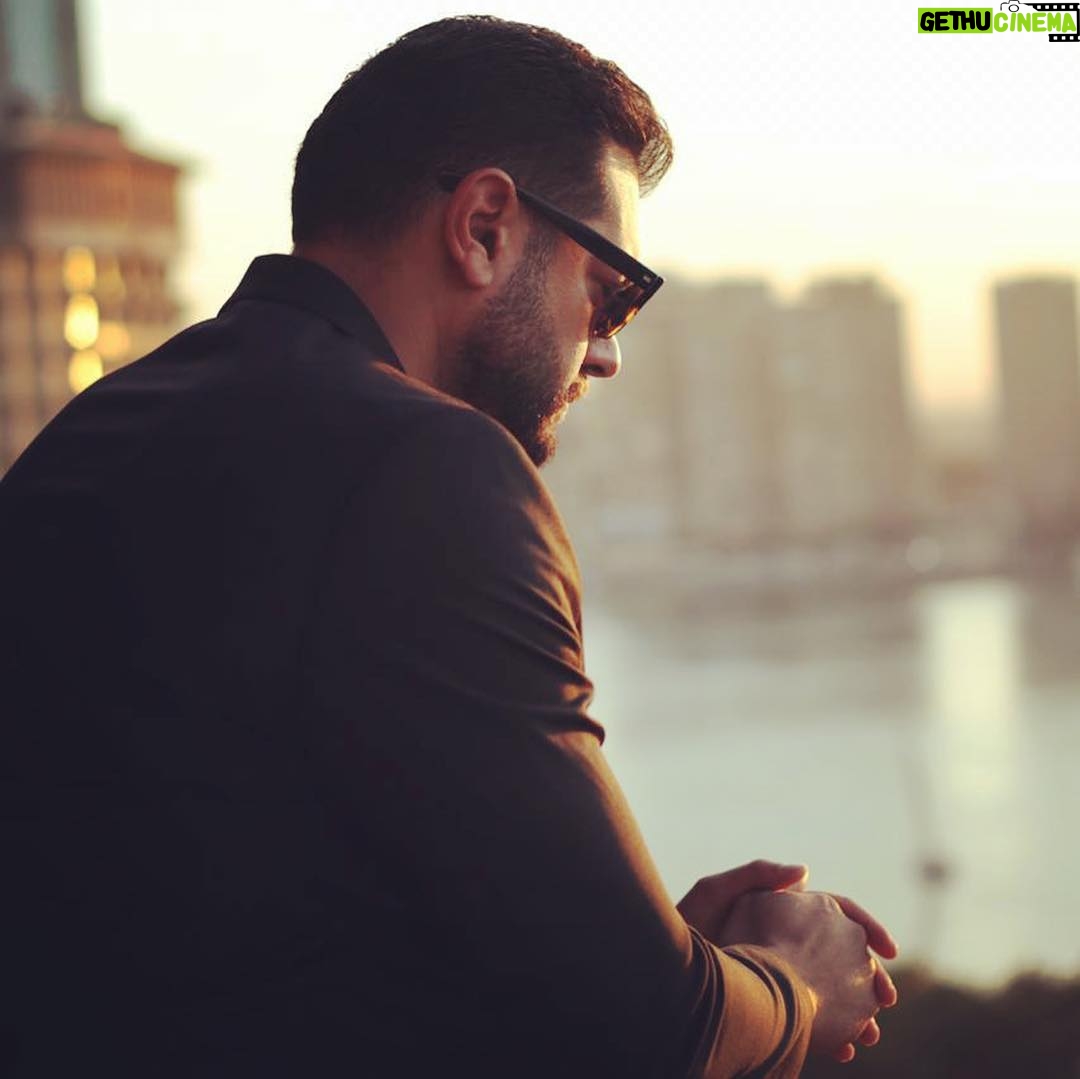 Amr Youssef - 69.4K Likes - 😎
Behind the scenes of @voguearabia second anniversary fashion film.
Styling: @yasmineeissa
Suit: @orangesquarecairo
Photo Credit: @ghadahesham
#amr_youssef