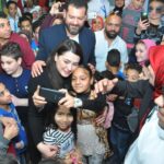 Amr Youssef Instagram - كان يوم رائع قضيناه مع الاطفال في مستشفي مصر لعلاج امراض الدم ( الهيموفيليا ) الحقيقة الناس هناك عاملين مجهود جبار و تم انقاذ حالات كثيرة كانت مهددة بالموت او بالبتر لأحد اطرافها من اهم اسباب تلك الامراض هي زواج الاقارب ( اتمني وجود حملات توعية في هذا الشأن قريباً ) كنا سعداء بوجودنا معاكم و سعيد جداً بمحبتكم شكراً لكل ملائكة الرحمة و شكر خاص للدكتور نجلاء شاهين لدورها الرائع و لإتاحتها لنا فرصة زيارة الاطفال ❤️ #عمرو_يوسف
