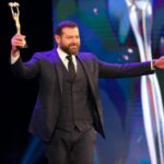 Amr Youssef Instagram – من تكريم #وشوشة عن مسلسل #طايع شكراً علي الجائزة و شكراً لكل الجمهور اللي صوت لي 🙏