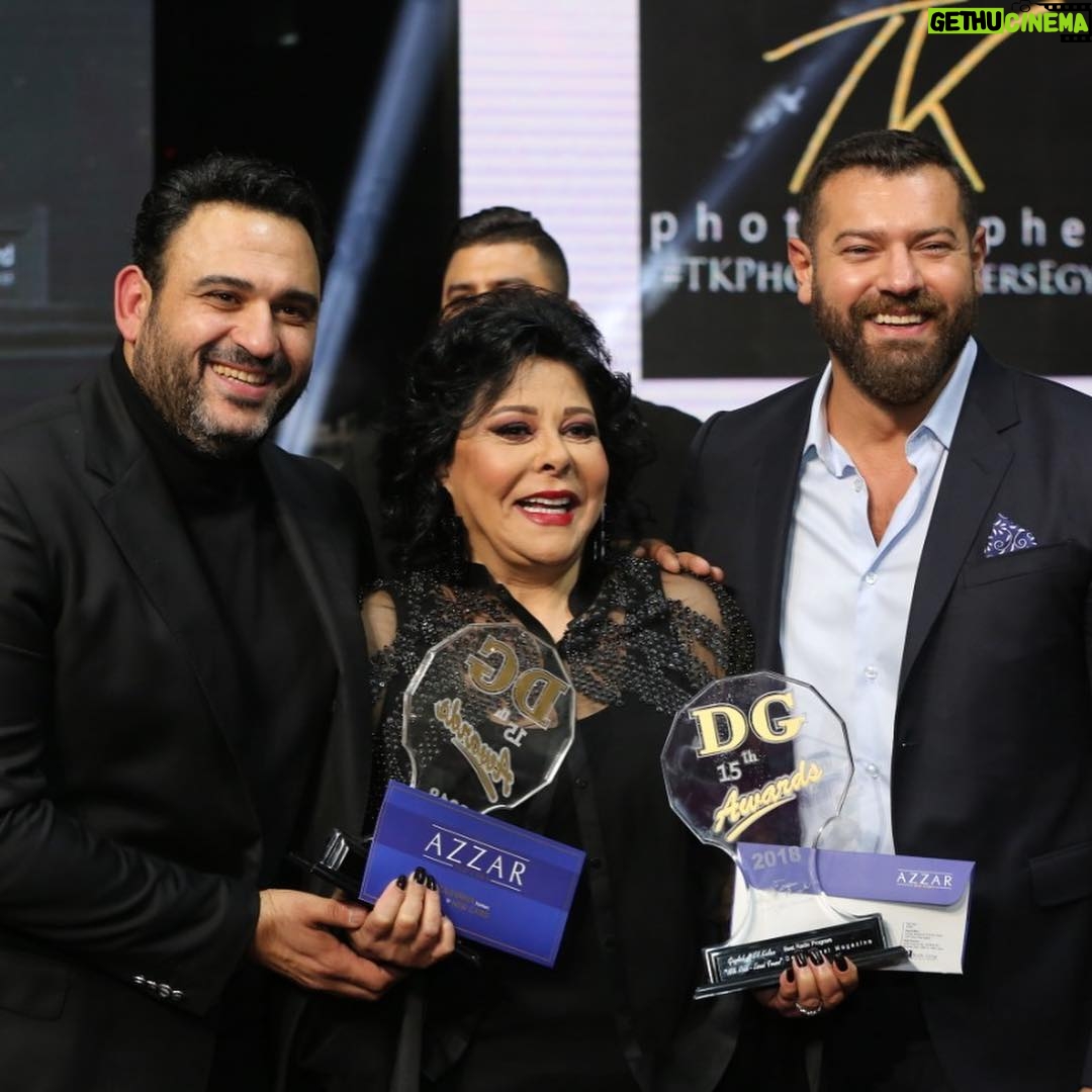Amr Youssef Instagram - اولاً مليون شكراً علي كل تهنئة جاتلي عشان عيد ميلادي و الله انا بحس انه يوم مميز بس عشان كلامكم الحلو ده غير المجهود الجبار اللي حبايبي بيعملوه من ڤيديوهات و صور و حركات ..بجد حاجة تِفرح يا رب دايماً انا ناجح بيكم و بدعمكم ❤️ و دي صور من استلام جائزة #دير_جيست عن مسلسل #طايع و الجائزة دي بتصويت الجمهور يعني بدعمكم ايضاً شكراً ليكم جميعاً و شكراً #دير_جيست ❤️ الصورة التانية مع حبيبتي صاحبة السعادة و صاحبي و حبيبي اكرم حسني Thank you all for the amazing birthday wishes you really make that day very special 🙏🙏🙏 The photos are from #dear_guest_award for #taye3_series thank you all for voting i hope am always up to your expectations 💐#amr_youssef