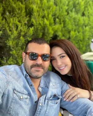 Amr Youssef Instagram - كل سنة و انت طيبة يا طيبة يا حلوة ربنا يخليكي لينا و دائما مبسوطة و ضحكتك منورة ❤️❤️❤️❤️❤️😘😘😘😘😘😘😘😘🎉🎉🎉🎉🎉🎉🎉🎉🎉🎉🎉🎂🎂🎂🎂🎂🎂🎂🎂🎂🎂 #عيد_ميلاد_كندة