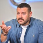 Amr Youssef Instagram - ‎سعيد بتكريمي عن مسلسل الكتيبة ١٠١ من جريدة الوطن و شكر ل رئيس مجلس الادارة د.محمود مسلم و الصديق الصحفي الكبير خالد فرج و استمتعت بالحوار و الاسئلة و هتشوفوا الڤيديو قريب @elwatannews