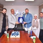 Amr Youssef Instagram – ‎سعيد بتكريمي عن مسلسل الكتيبة ١٠١ من جريدة الوطن و شكر ل رئيس مجلس الادارة د.محمود مسلم  و الصديق الصحفي الكبير خالد فرج و استمتعت بالحوار و الاسئلة و هتشوفوا الڤيديو قريب
@elwatannews