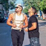 Amr Youssef Instagram - الصورة الاولي : انت متأكد يا كريم عايزني انط من البلكونة دي ؟ الصورة التانية : كريم طلع متأكد 😂 و ده كان الاكشن السهل في فيلم #شِقّو انتظروا حاجة جامدة و جديدة بإذن الله #قريباً #سينما #عمرو_يوسف @kareemelsobkey @andrewstunts