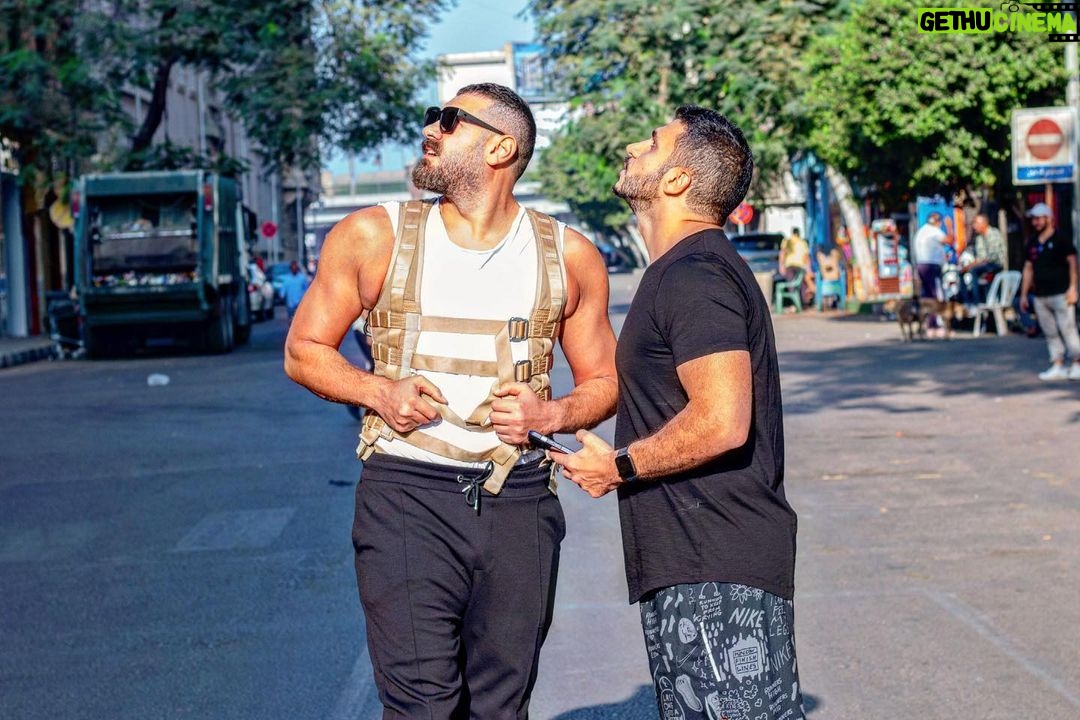 Amr Youssef Instagram - الصورة الاولي : انت متأكد يا كريم عايزني انط من البلكونة دي ؟ الصورة التانية : كريم طلع متأكد 😂 و ده كان الاكشن السهل في فيلم #شِقّو انتظروا حاجة جامدة و جديدة بإذن الله #قريباً #سينما #عمرو_يوسف @kareemelsobkey @andrewstunts