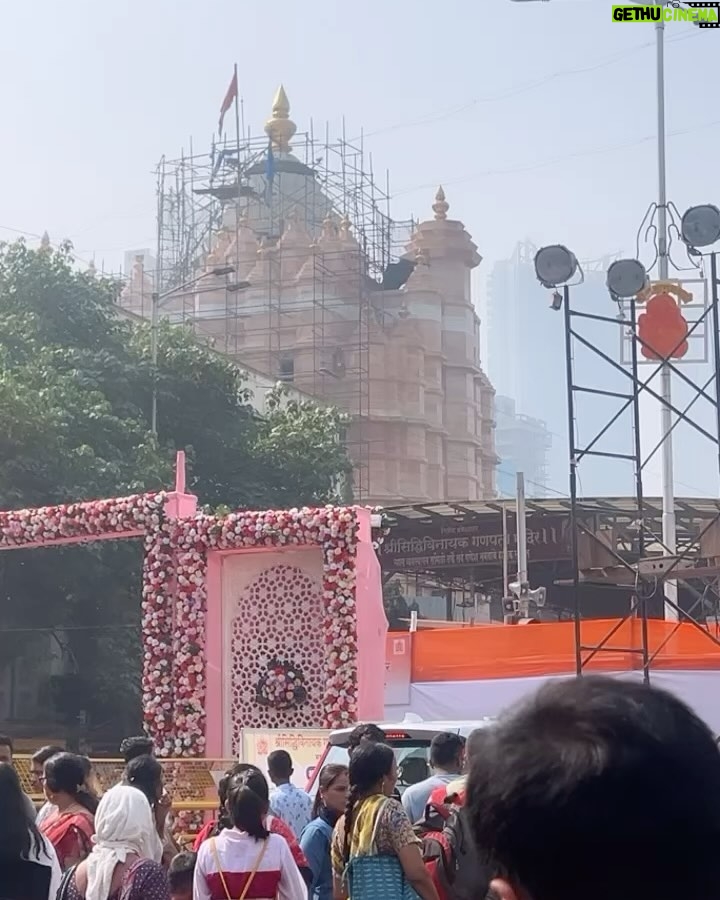 Amrapali Dubey Instagram - Ganapati Bappa Morya 🥰🙏🏻 Beautifull darshan at Shri Siddhivinayak Mandir with @ashokepandit1 sir and @prashantnishant ji 🥰🙏🏻