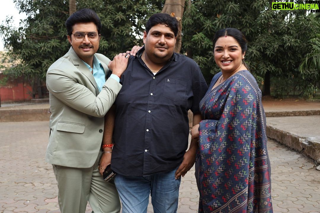 Amrapali Dubey Instagram - “Biwi Ho Toh Aisi “! #firstschedulecompleted #mumbai @aamrapali1101 @vikrant8235 @awdheshmishraofficial @sanjaypandeyofficial @somsrivastwa @devsingh6780 @rohitsinghmatru @ramsujansingh @subodhseth5 @maya.yadav_offical @deepaksinha__ @_lamsabakhan @manoj_dwivedi_actor @divyanshpanday @piranisahebaa @koli_pallavi_ @mazerkhan80 @omjhamusicdirector_ @dirrajnish @maheshupadhyay261