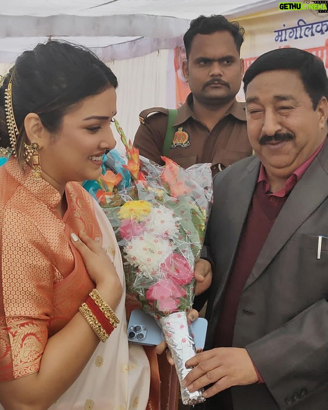 Amrapali Dubey Instagram - आज आज़मगढ़ में, माननीय सांसद आज़मगढ़ श्री @dineshlalyadav जी के द्वारा आयोजित, “मुख्यमंत्री सामूहिक विवाह समारोह” में 551 जोड़ों की शादी में शामिल होने का अवसर मिला 🥰 मैं सभी जोड़ों के मंगलमय भविष्य की कामना करती हूँ 🙏🏻 हर हर महादेव 🙏🏻🫶🏻 Azamgarh