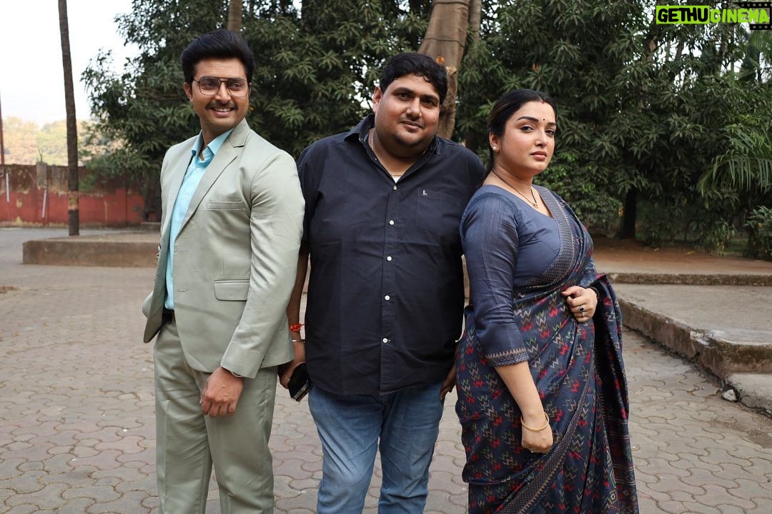 Amrapali Dubey Instagram - “Biwi Ho Toh Aisi “! #firstschedulecompleted #mumbai @aamrapali1101 @vikrant8235 @awdheshmishraofficial @sanjaypandeyofficial @somsrivastwa @devsingh6780 @rohitsinghmatru @ramsujansingh @subodhseth5 @maya.yadav_offical @deepaksinha__ @_lamsabakhan @manoj_dwivedi_actor @divyanshpanday @piranisahebaa @koli_pallavi_ @mazerkhan80 @omjhamusicdirector_ @dirrajnish @maheshupadhyay261