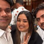 Amrapali Dubey Instagram – “Biwi Ho Toh Aisi “! #firstschedulecompleted  #mumbai  @aamrapali1101 @vikrant8235 @awdheshmishraofficial @sanjaypandeyofficial @somsrivastwa @devsingh6780 @rohitsinghmatru  @ramsujansingh @subodhseth5 @maya.yadav_offical @deepaksinha__ @_lamsabakhan @manoj_dwivedi_actor @divyanshpanday @piranisahebaa @koli_pallavi_  @mazerkhan80 @omjhamusicdirector_ @dirrajnish @maheshupadhyay261