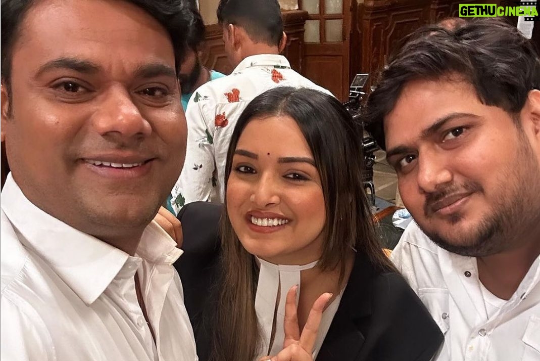Amrapali Dubey Instagram - “Biwi Ho Toh Aisi “! #firstschedulecompleted #mumbai @aamrapali1101 @vikrant8235 @awdheshmishraofficial @sanjaypandeyofficial @somsrivastwa @devsingh6780 @rohitsinghmatru @ramsujansingh @subodhseth5 @maya.yadav_offical @deepaksinha__ @_lamsabakhan @manoj_dwivedi_actor @divyanshpanday @piranisahebaa @koli_pallavi_ @mazerkhan80 @omjhamusicdirector_ @dirrajnish @maheshupadhyay261