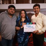 Amrapali Dubey Instagram – दादीमाँ को मैं जब भी कहती थी कि “आपकी याद आ रही है, आ जाती हूँ आपसे मिलने🥹” तो वे हमेशा कहती थीं “अरे बहिनी तू अच्छा से आपन सुटिंग करा आपन काम देखा” लेकिन मैं फिर भी उनसे मिलने पोंहोंच ही जाती थी 🥹 और मैं आज भी मानती हूँ कि मेरी दादीमाँ मेरे दिल में जीवित हैं और हमेशा रहेंगी 🙏🏻 आज फिर अपनी दादीमाँ के आशीर्वाद से मैंने एक नई फ़िल्म #biwihotohaisi में काम करना शुरू किया है, 🙏🏻 मैं धन्यवाद कहना चाहती हूँ मेरे मित्र और इस इंडस्ट्री के सबसे बड़े प्रोड्यूसरों में से एक @prashantnishant जी को🙏🏻 मेरे डायरेक्टर #sombhushan जी को🙏🏻और मेरे को एक्टर @vikrant8235 जी को🙏🏻, जहां यह फ़िल्मी दुनिया किसी के भी लिए नहीं रुकती, वहाँ मेरे दुख की घड़ी में मुझे सांत्वना देने के लिये और मेरे साथ खड़े रहने के लिए मेरे मित्रों ने इस फ़िल्म को 3 दिन बाद शुरू किया क्योंकि निशांत जी जानते हैं कि मैं मेरी दादीमाँ के कितने क़रीब थी 🙏🏻 thankyou everyone 🙏🏻 
आप सब भी आशीर्वाद दें, की मैं emotionally strong होकर इस फ़िल्म में अच्छा काम करूँ 🙏🏻 #theshowmustgoon❤️ #harharmahadev🙏🌿🕉️